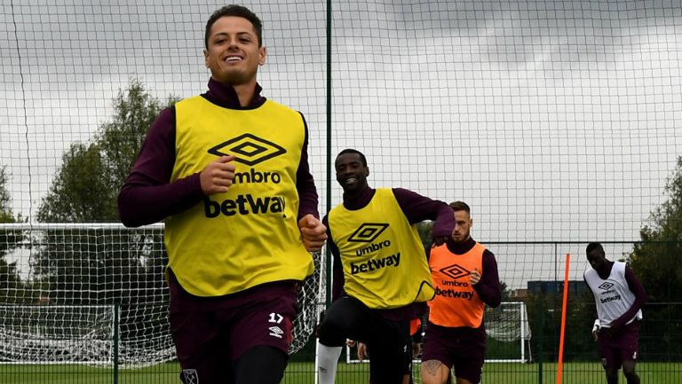 Chicharito sonríe durante un entrenamiento con el West Ham