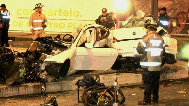 BMW completamente destrozado en Paseo de la Reforma