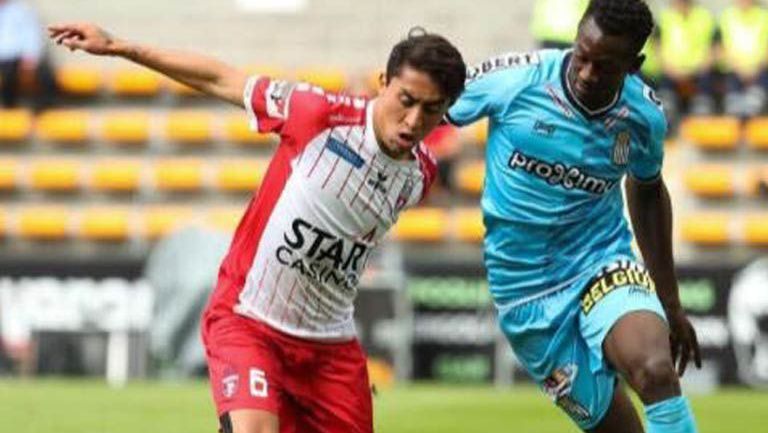 Govea pelea un balón durante un partido con el Mouscron