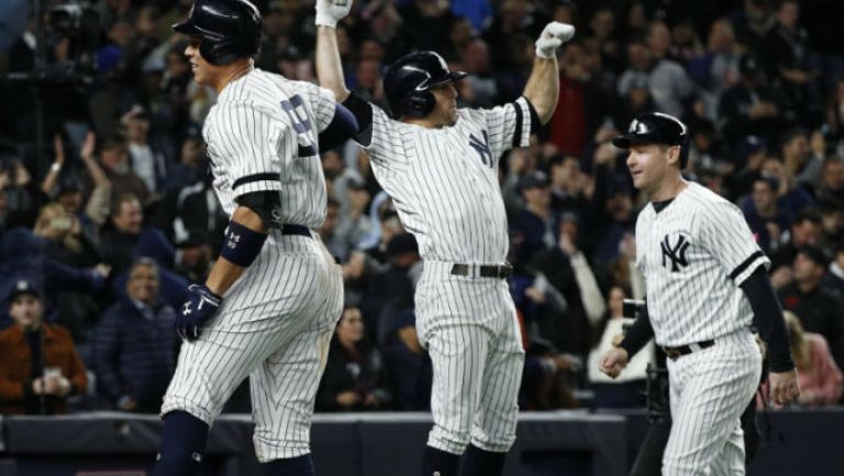 Yankees celebrando una anotación en el partido contra Astros