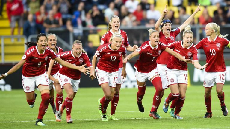 Jugadoras danesas festejan su pase a la final 