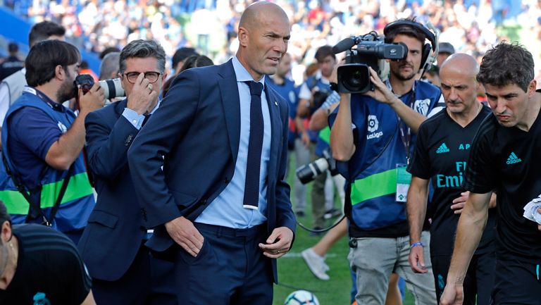Zidane luce pensativo previo a un duelo del Madrid 
