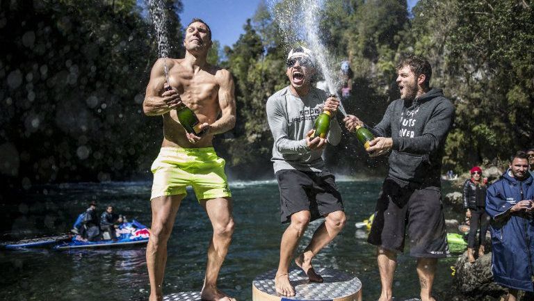 Jonathan Paredes (centro) celebra tras ganar  Red Bull Cliff Diving 2017
