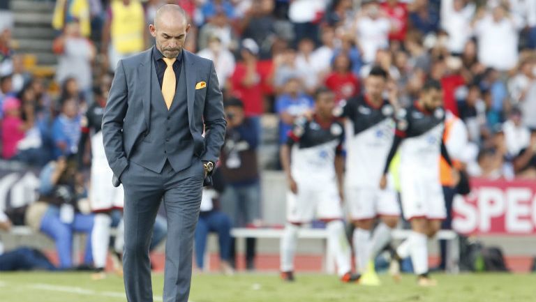 Paco Jémez observa a su equipo en el duelo de La Máquina