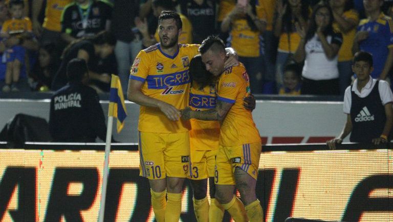 Gignac festeja con sus compañeros su gol contra Toluca