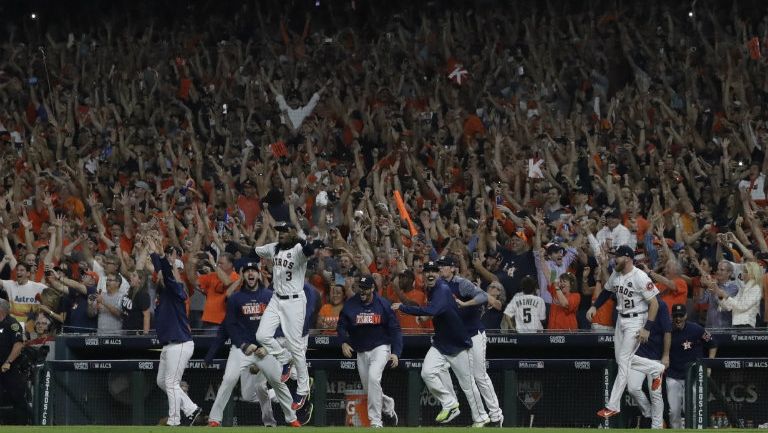 Los jugadores de Astros salen para celebrar el Campeonato de la Liga Americana al vencer a Yankees