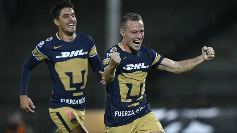Abraham González corre y festeja gol con Pumas