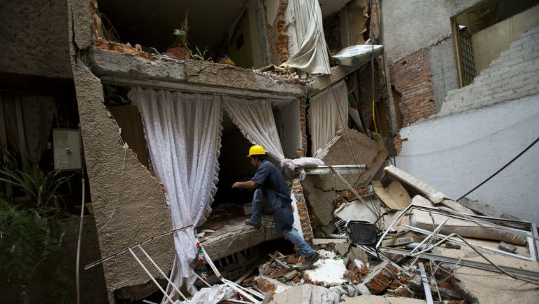 Elementos de protección civil trabajan en uno de los edificios