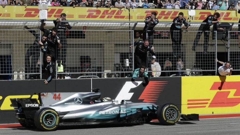 Constructores de Mercedes festejan tras la llegada del monoplaza de Hamilton