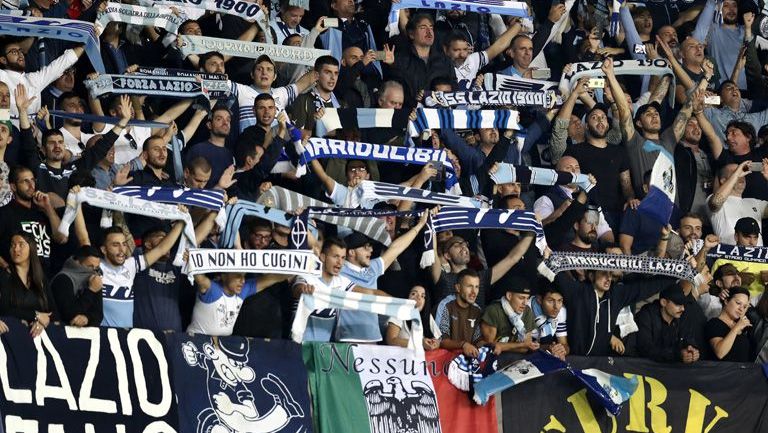 Fans de la Lazio durante el partido frente al Niza