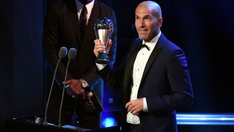 Zidane recibiendo el premio como mejor entrenador de la temporada 