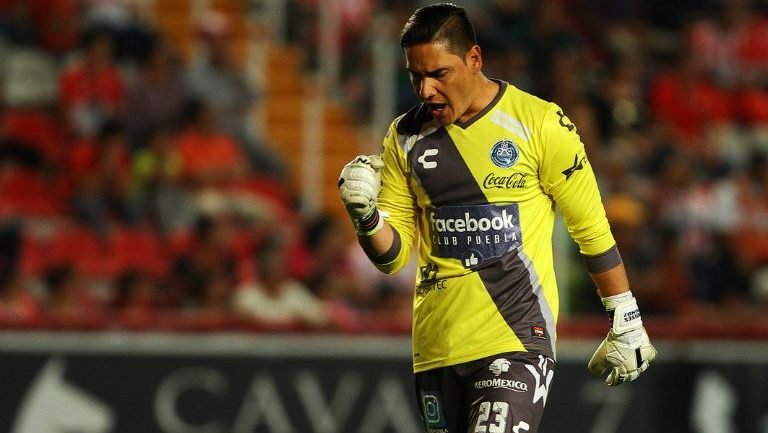 Moisés Muñoz festeja un gol de Puebla