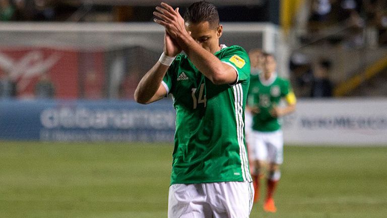 Chicharito Hernández en un partido con el Tri