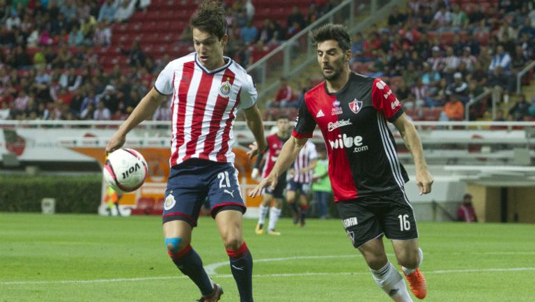 Fierro y Erpen luchan por el balón en Octavos de Final de Copa