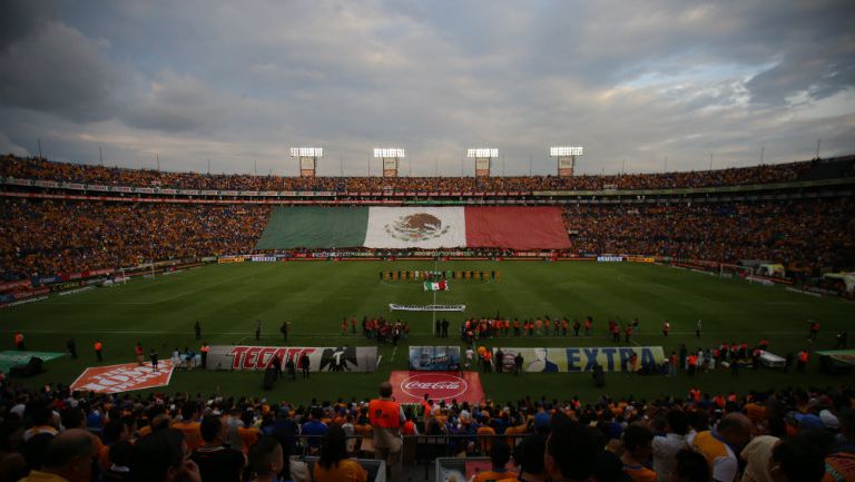 Bandera de México desplegada durante un juego de Tigres
