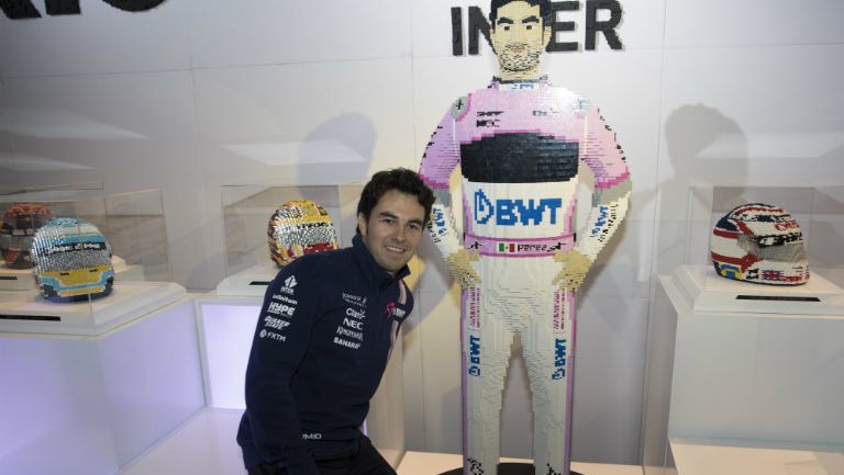 Checo Pérez posa en la subasta de cascos