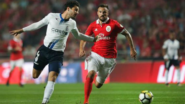 Seferovic y Briseño en el partido de Benfica frente al Feirense