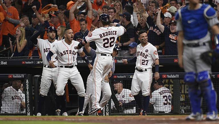 Jugadores de los Astros festejan una carrera