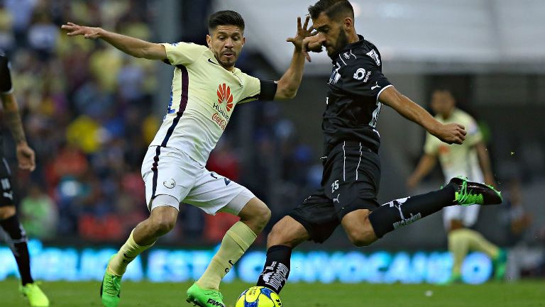 Oribe Peralta y Nicolás Sánchez disputan el balón en el C2017