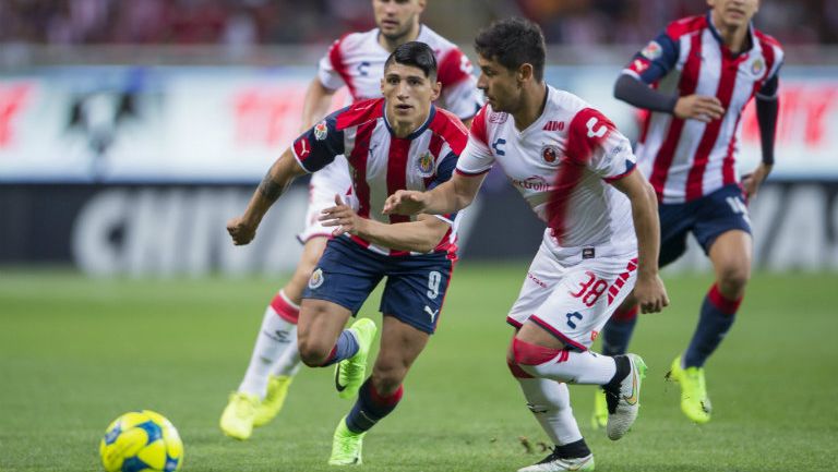 Alan Pulido en el partido de Chivas vs Veracruz