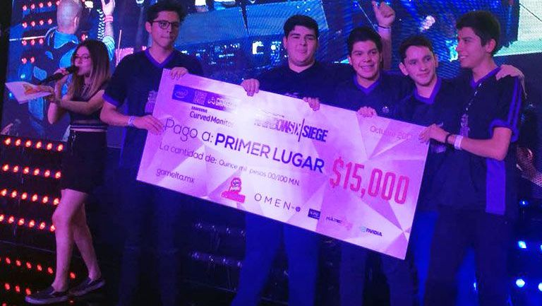 Los jugadores de REKT Esports presumen su cheque de primer lugar