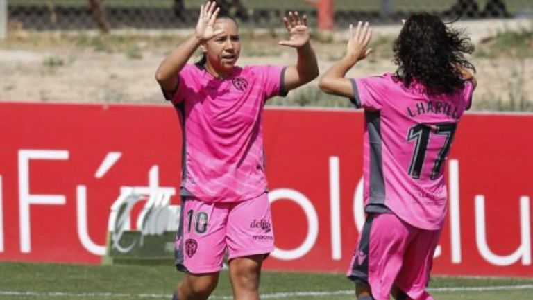 Charlyn Corral festeja un gol con el Levante