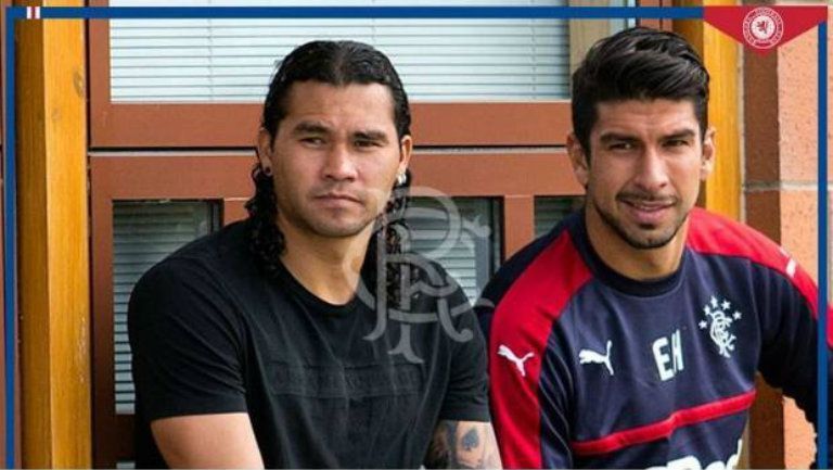 Peña y Herrera, posan para una fotografía de su club 