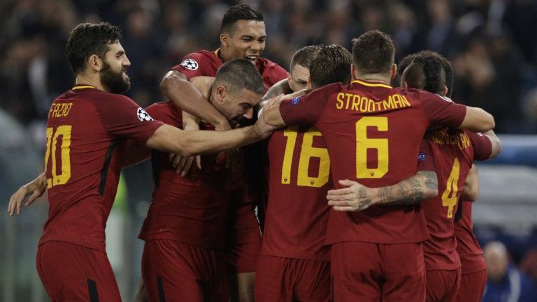 Jugadores de la Roma abrazan a El Shaarawy tras marcar gol al Chelsea