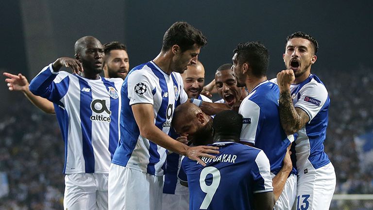 Tecatito Corona celebra con sus compañeros un gol del Porto
