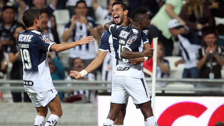 Avilés Hurtado y Jorge Benítez en festejo de gol