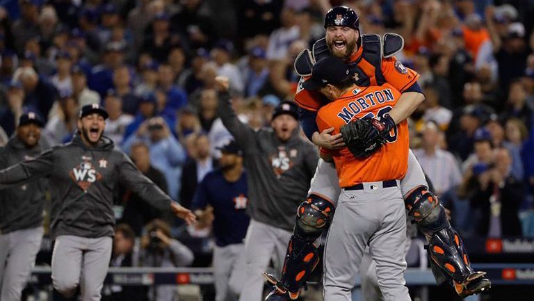 El emotivo festejo entre Brian McCann el pitcher Charlie Morton