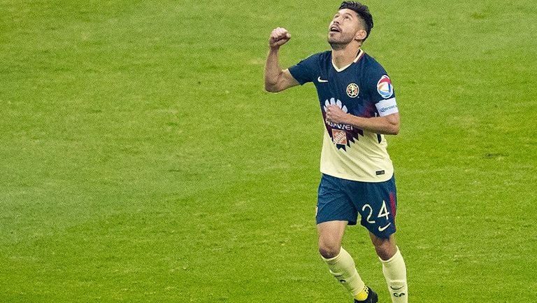 Oribe Peralta festeja después de anotar