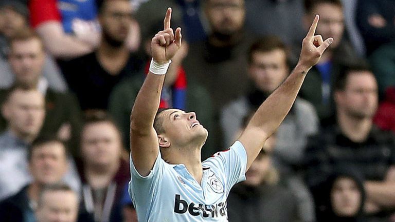 Javier Chicharito celebra una anotación 