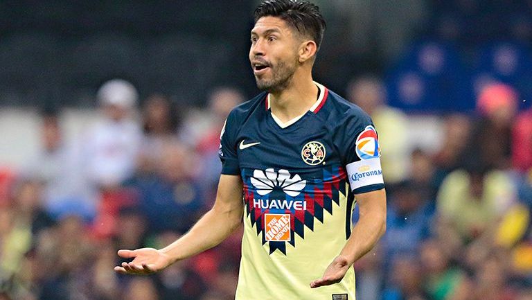 Oribe Peralta reclama una acción en partido con América