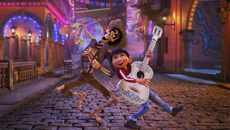 Imagen lanzada por Disney muestra una escena de la película 'Coco'