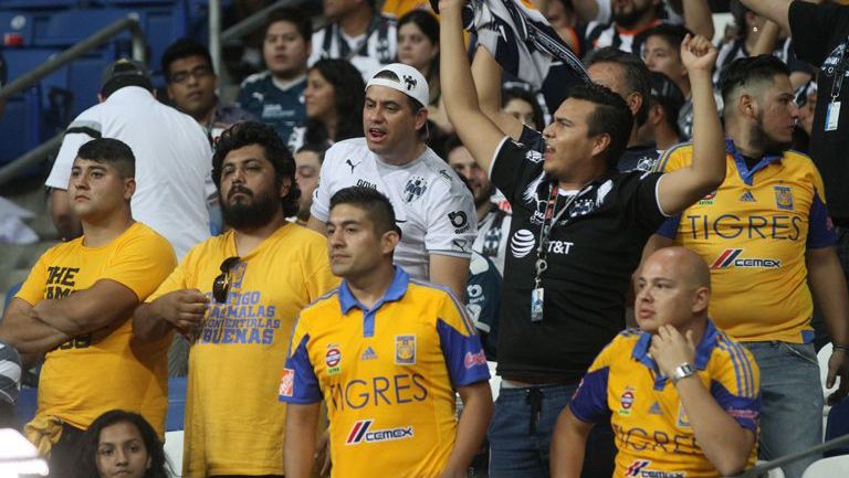 Aficionados de Rayados y Tigres, durante un Clásico regio