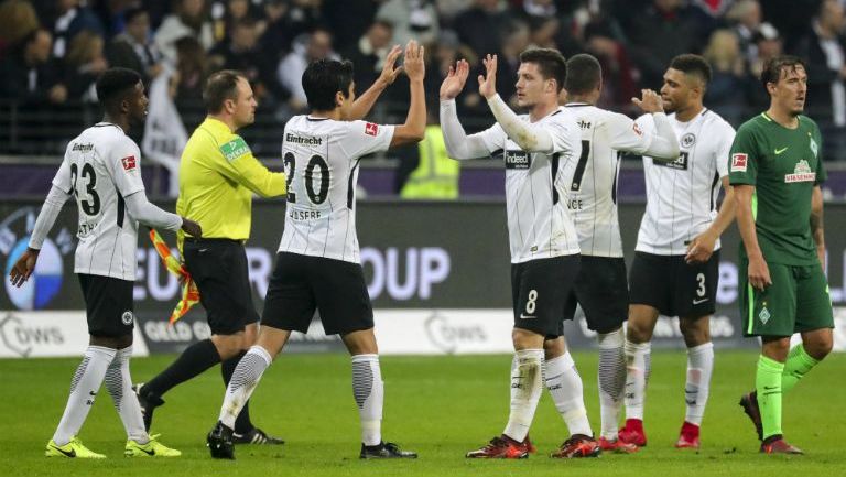 Jugadores del Frankfurt celebran su victoria contra Werder Bremen