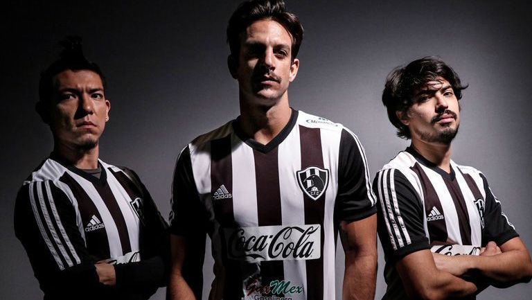 Jugadores de Club de Cuervos posan con su anterior playera