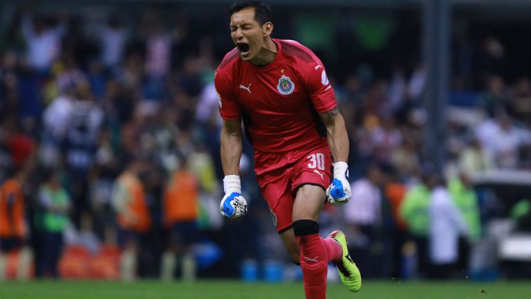 Rodolfo Cota celebra un gol de Chivas 