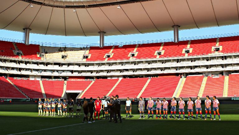 Imagen del momento previo al partido entre Chivas y América