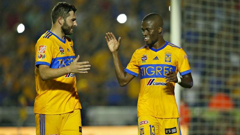 Enner Valencia festeja con Gignac su gol contra Necaxa