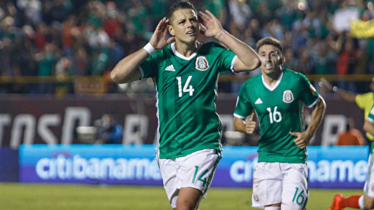 Javier Hernández celebra un gol con la Selección Mexicana