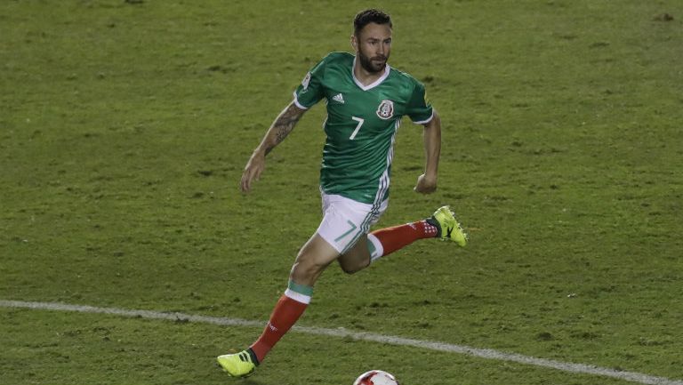 Miguel Layún controla el balón en un juego con el Tri