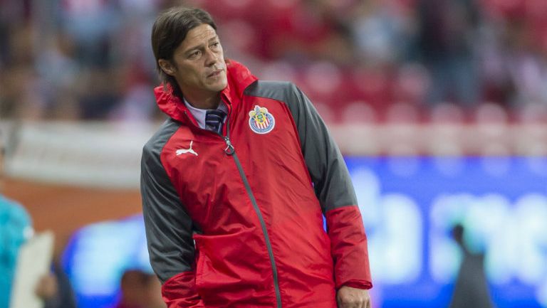 Matías Almeyda observando un partido de Chivas