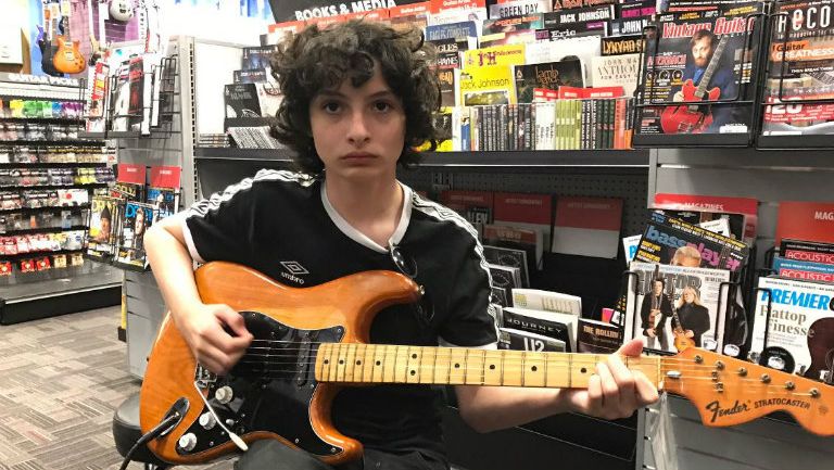 Michael Wolfhard sosteniendo una guitarra