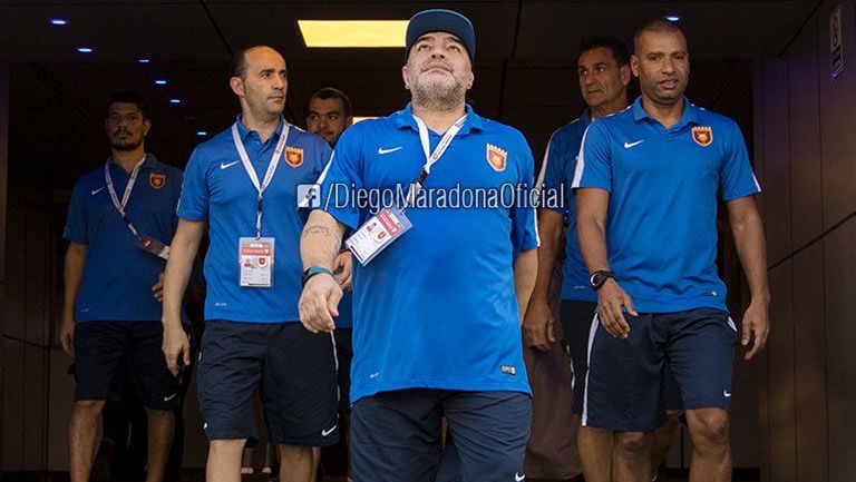 Maradona se dirige al campo para dirigir un partido