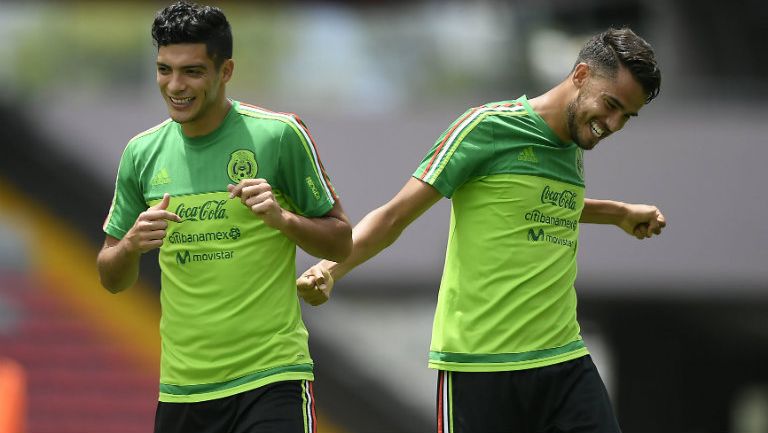 Raúl Jiménez y Diego Reyes en un entrenamiento de México