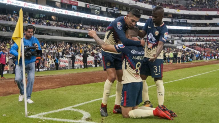 Los jugadores de América celebrando un tanto del América