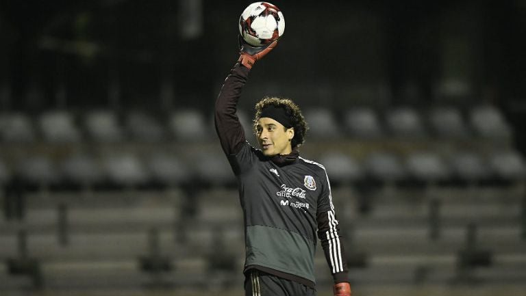 Guillermo Ochoa, durante un entrenamiento de la Selección 