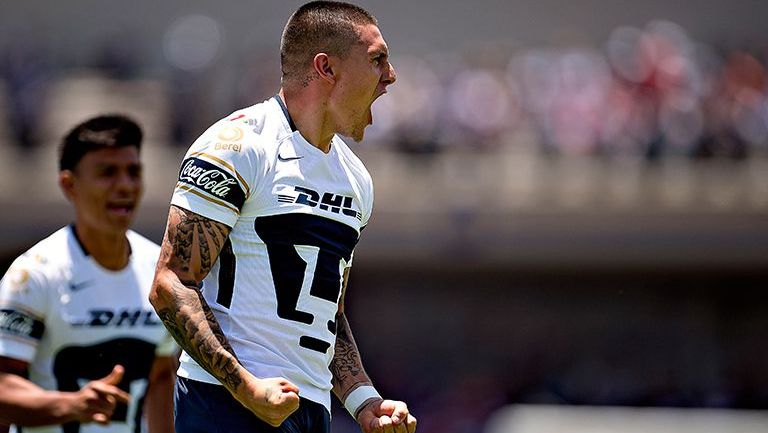 Nicolás Castillo celebra un gol con Pumas 